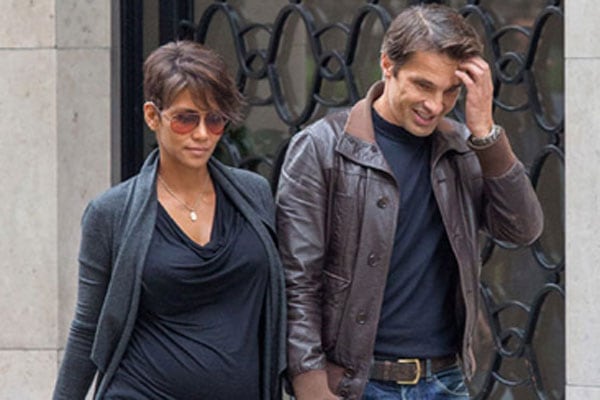 Halle Berry y Olivier Martínez paseando por París en tiempos de paz