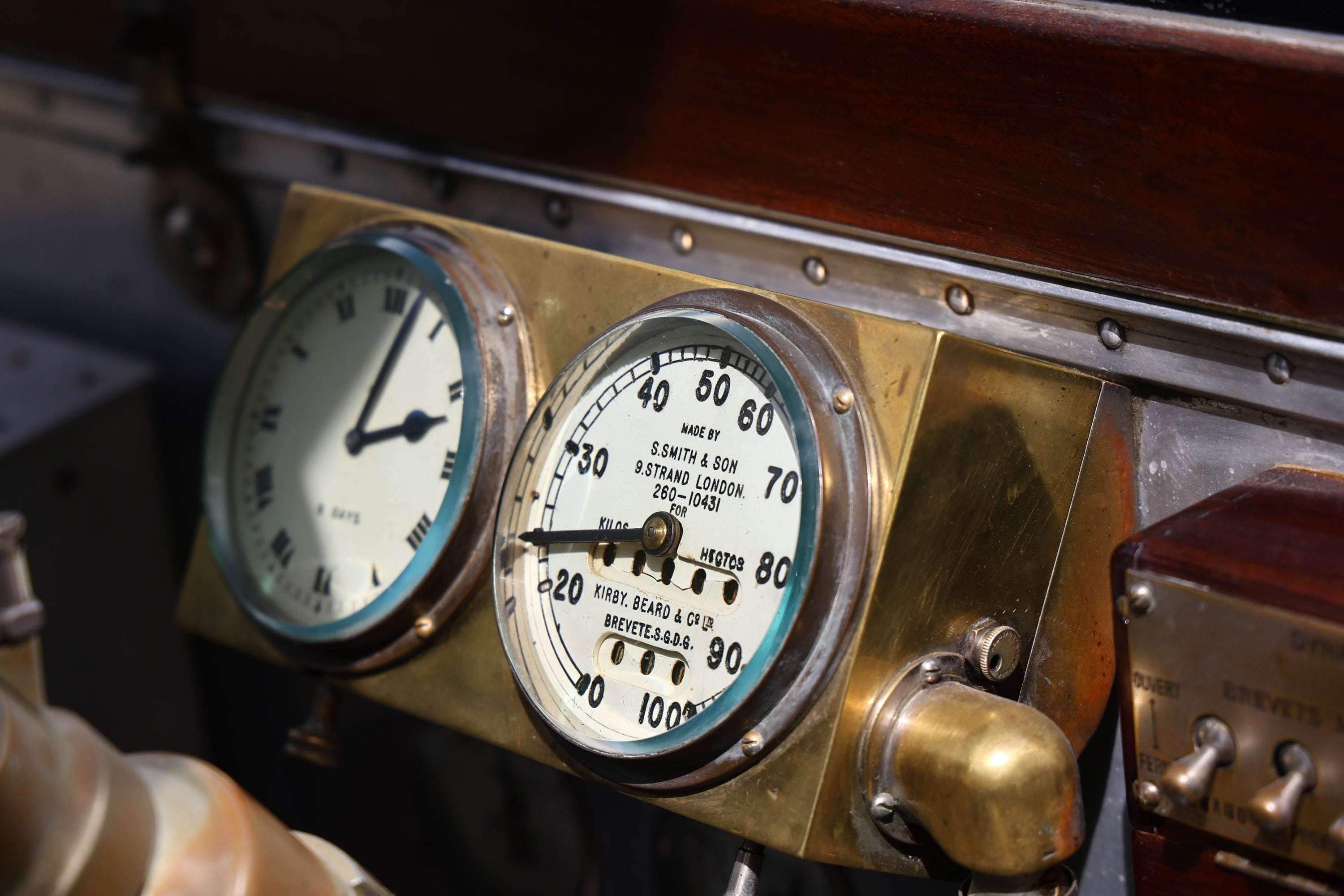 El Rolls-Royce presentado en Autoclásica posee todos sus detalles originales. Ejemplo de ello, el velocímetro y el reloj