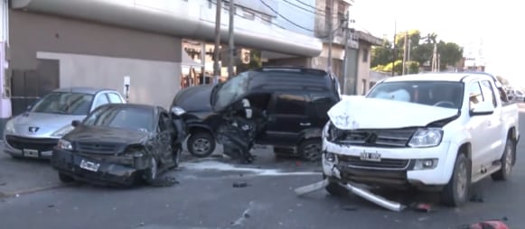 Un impactante choque múltiple entre siete vehículos dejó varios heridos y una camioneta colgando en el aire