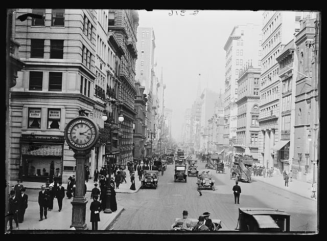 La Quinta Avenida de Nueva York a comienzos del siglo pasado, cuando un tercio de los vehículos en circulación eran eléctricos.