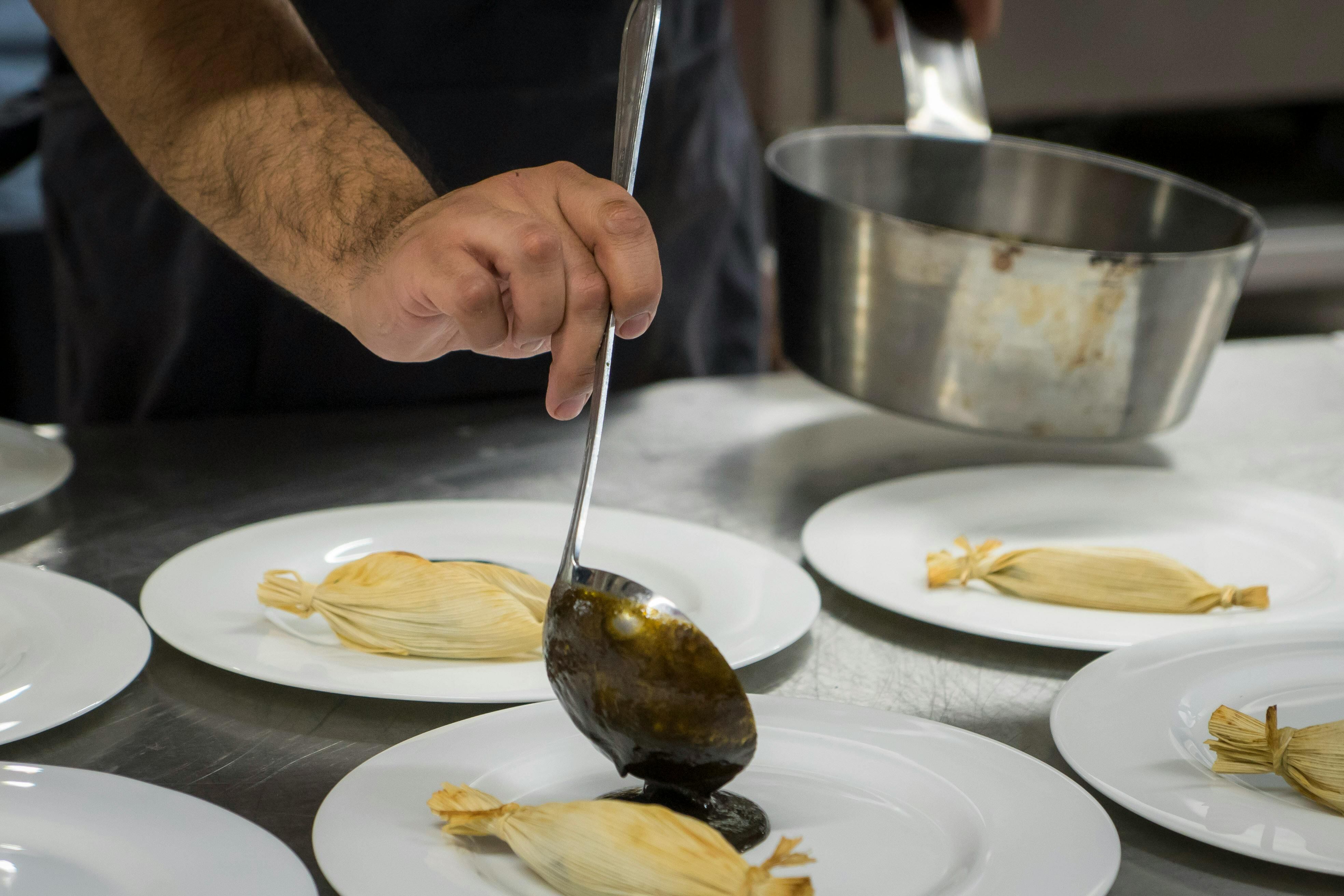 Los Chuchitos o tamales guatemaltecos se sirven acompañados de una salsa roja con base de tomate y chiles (Pexels/Becerra Govea Photo)
