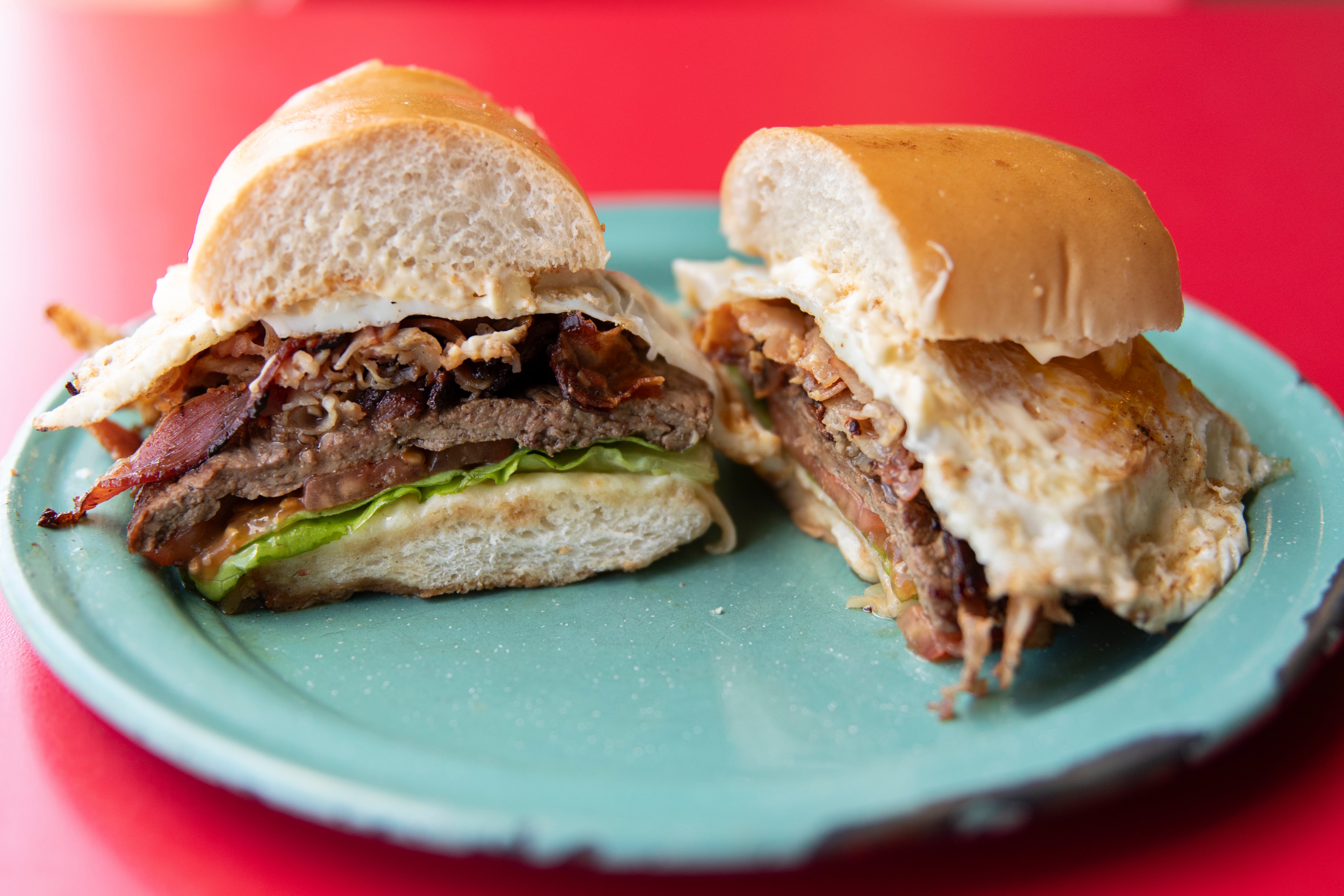 El clásico sándwich de chivito (El Tinkal), un ícono de la gastronomía local