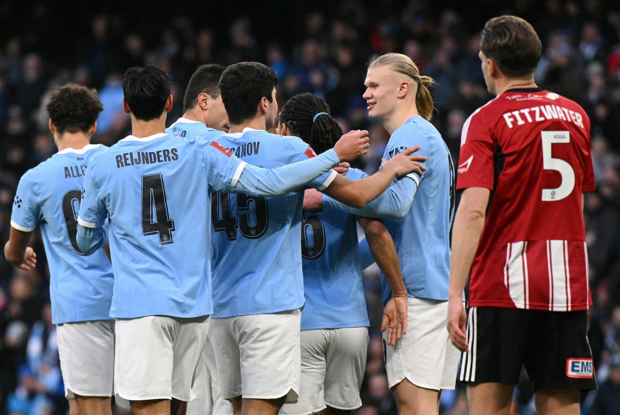 El festejo de los jugadores de Manchester City en el 10-1 sobre Exeter, por la FA Cup; Erling Haaland jugó el primer tiempo y salió.