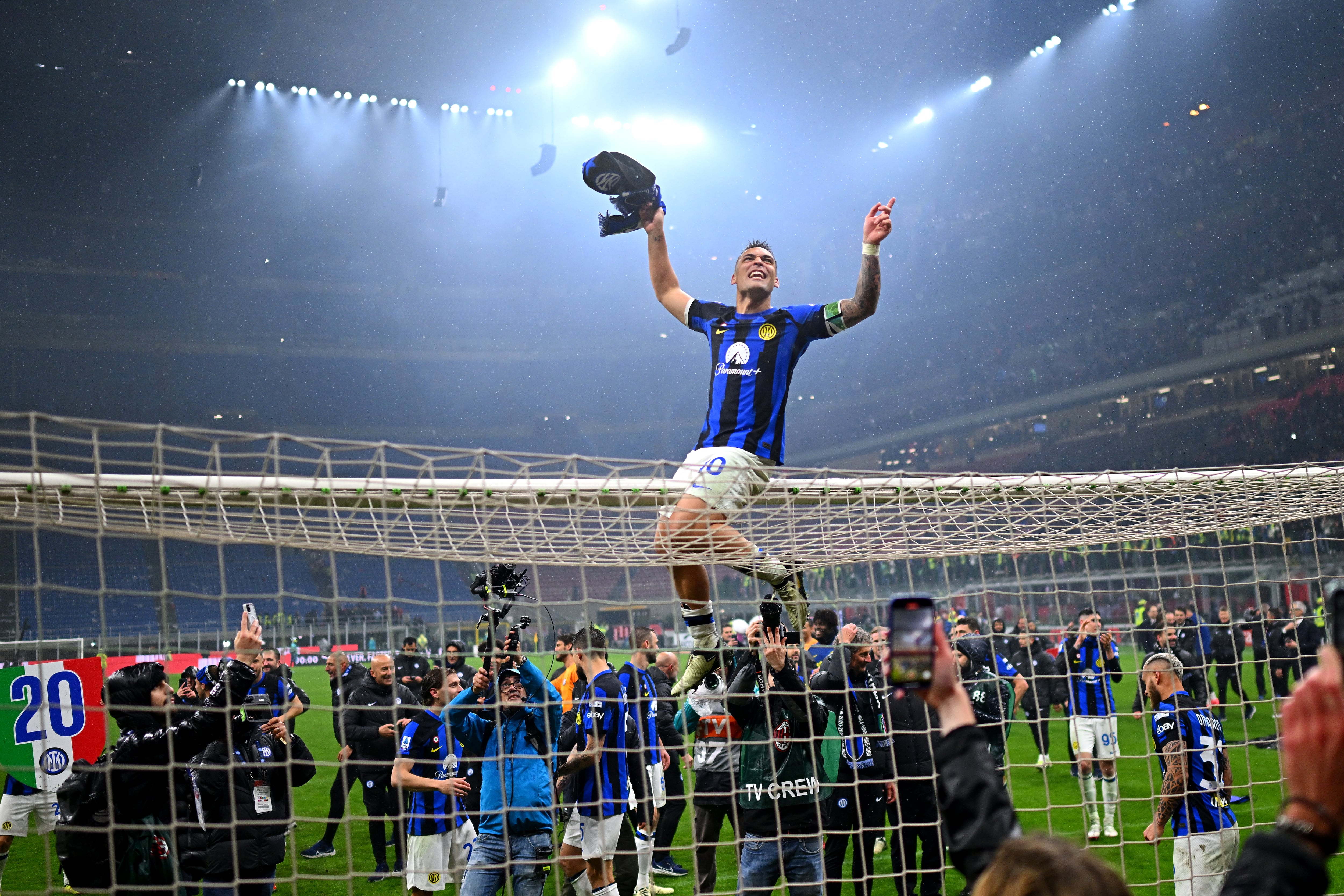 Lautaro Martínez festejó el título de Inter trepado a uno de los arcos del estadio Giuseppe Meazza luego del triunfo en el derby, el 22 de abril pasado.