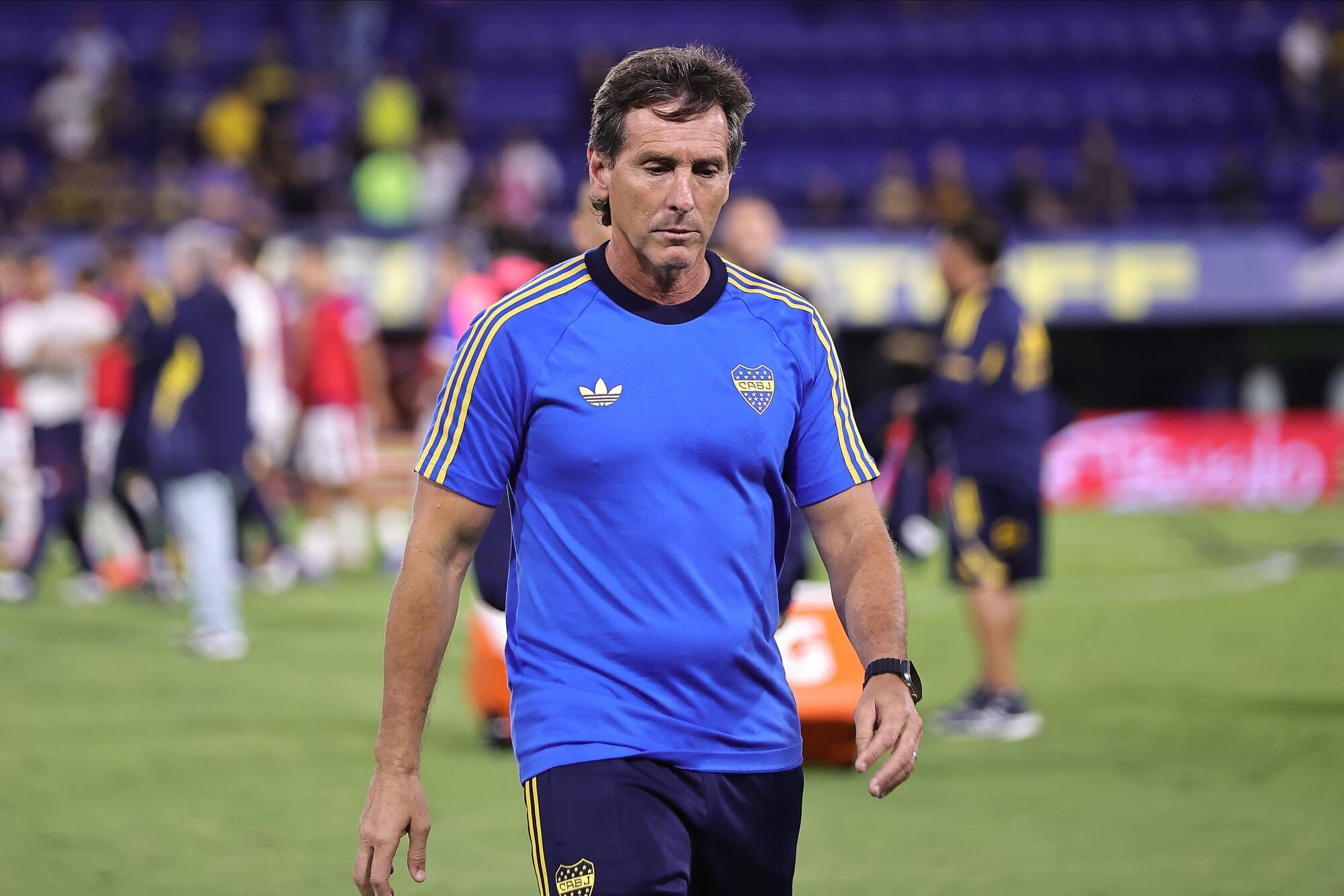 Ubeda luce una remera de Boca con un diseño de escudo retro, en sintonía con el logo original de la marca que viste al equipo