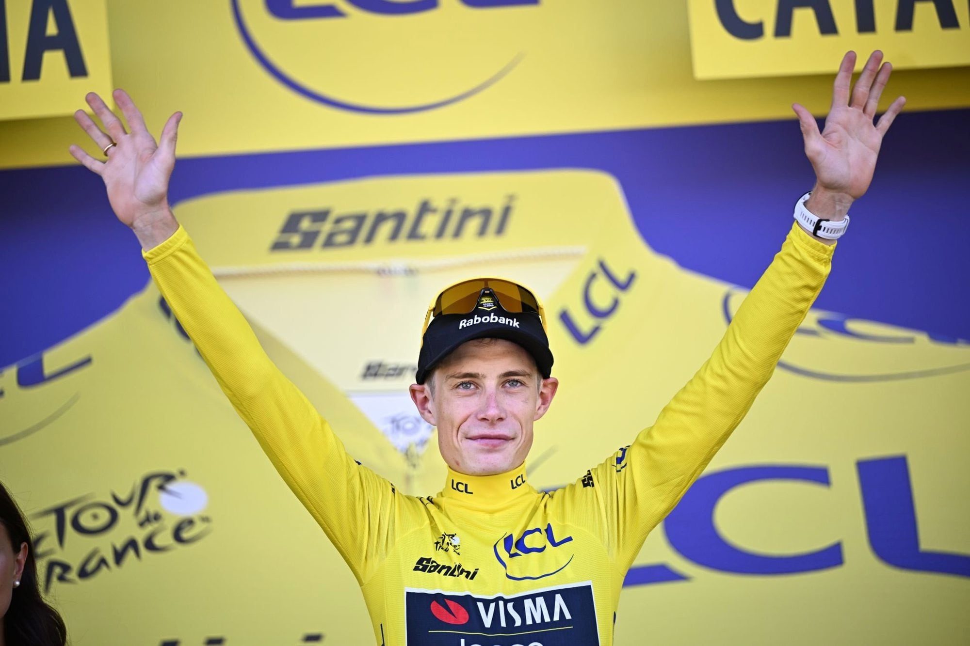 El ciclista danés Jonas Vingegaard, del equipo Visma-Lease a Bike, celebra en el podio con el maillot amarillo de líder de la clasificación general tras la primera etapa del Tour de Francia 2026.