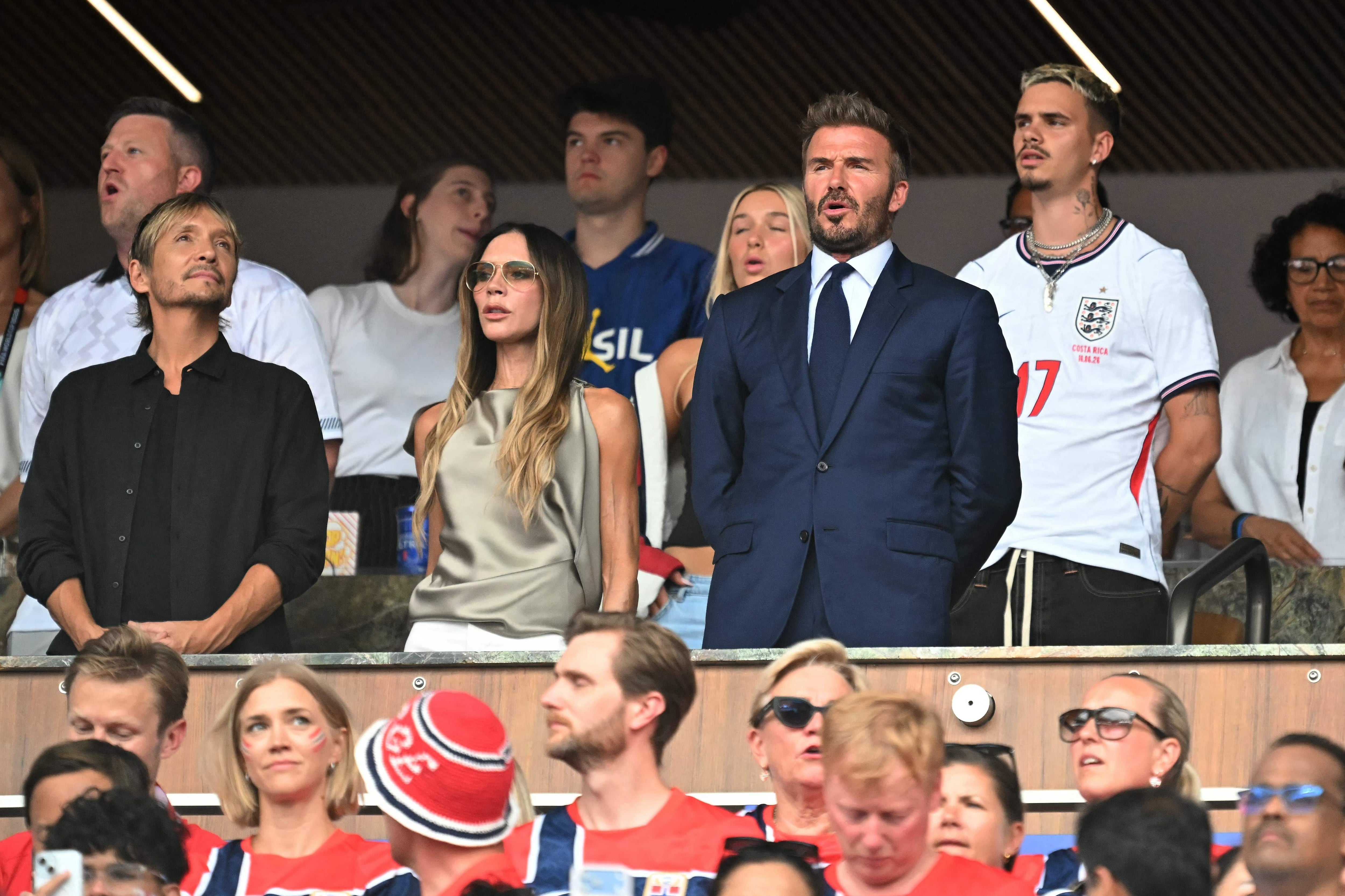 ¡En familia! Los Beckham fueron capturados por los flashes en los cuartos de final que enfrentaron a Inglaterra y a Noruega