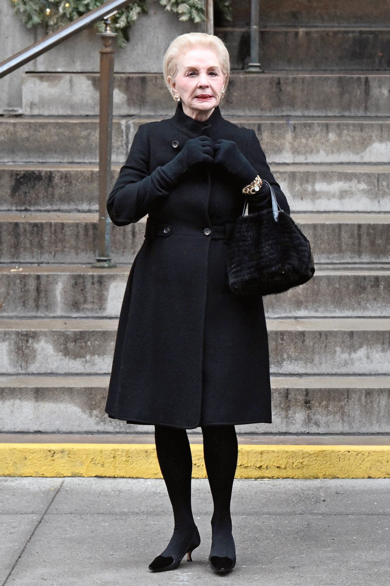 Todas las fotos. El funeral íntimo de Tatiana Schlossberg, la nieta de John y Jackie Kennedy, que hizo llorar a Nueva York 6 Carolina Herrera, llegando a iglesia San Ignacio de Loyola, en Upper East. Muy allegada a los Kennedy, fue quien diseñó el vestido que Tatiana usó para casarse con George Moran, en 2017