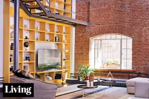 La vida de un diseñador francés en el primer edificio reciclado para lofts de Buenos Aires