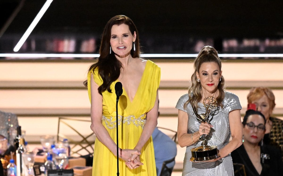 Geena Davis: la historia de una actriz que se negó a convertirse en un fantasma de su propia fama 6 En 2022 durante la entrega de los Emmy en la que fue premiada por su trabajo en la promoción de la diversidad de contenidos televisivos.
