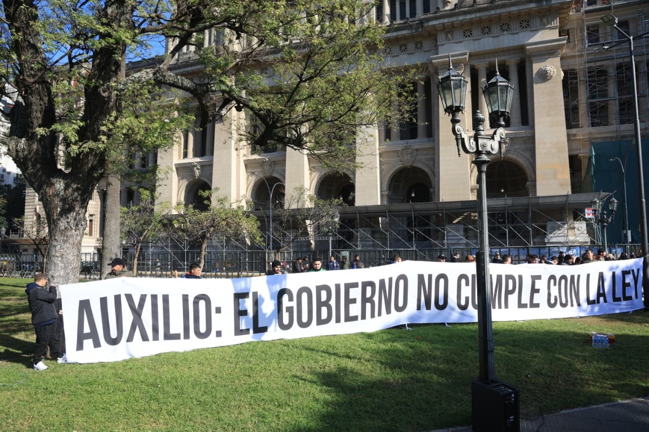 “Auxilio, el Gobierno no cumple con la ley”, se leía en la bandera que montaron los manifestantes frente a Tribunales