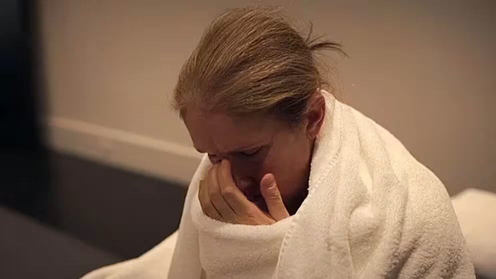 Céline Dion sufriendo una de sus crisis por el síndrome de la persona rígida (Foto: captura Amazon Prime Video)