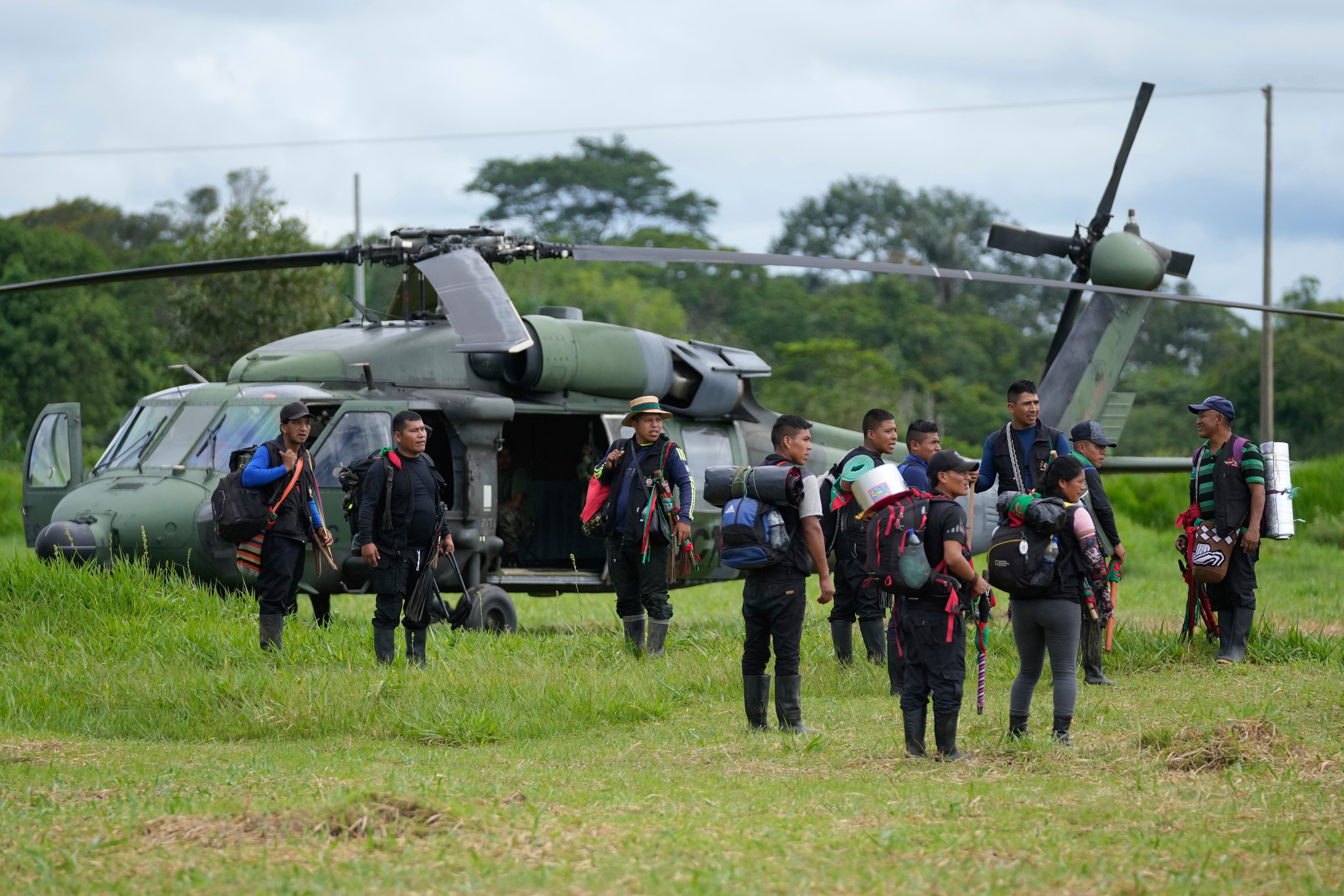 Grupos indígenas y militares trabajaron en conjunto para hallar a los cuatro niños perdidos, a pesar de que existió disparidad entre sus métodos de búsqueda (AP Foto/Fernando Vergara)