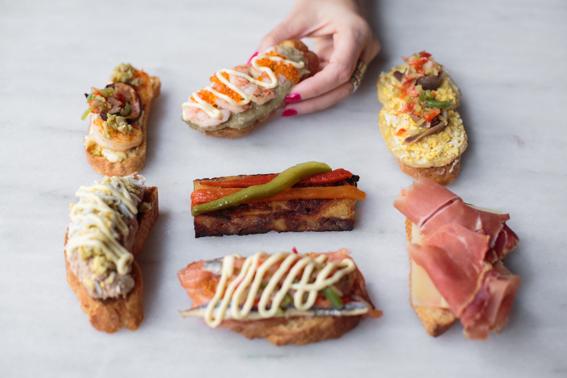 El tapeo a la española ayuda a romper el hielo en El Burladero
