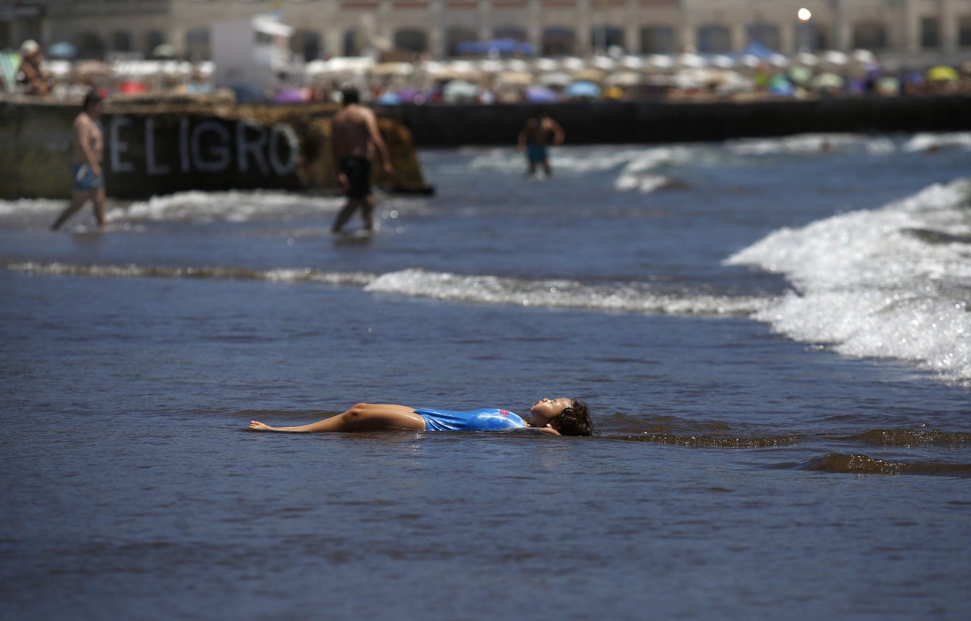 Lo recomendable es revisar el mar antes de meterse, ya que se puede ver si hay muchas juntas