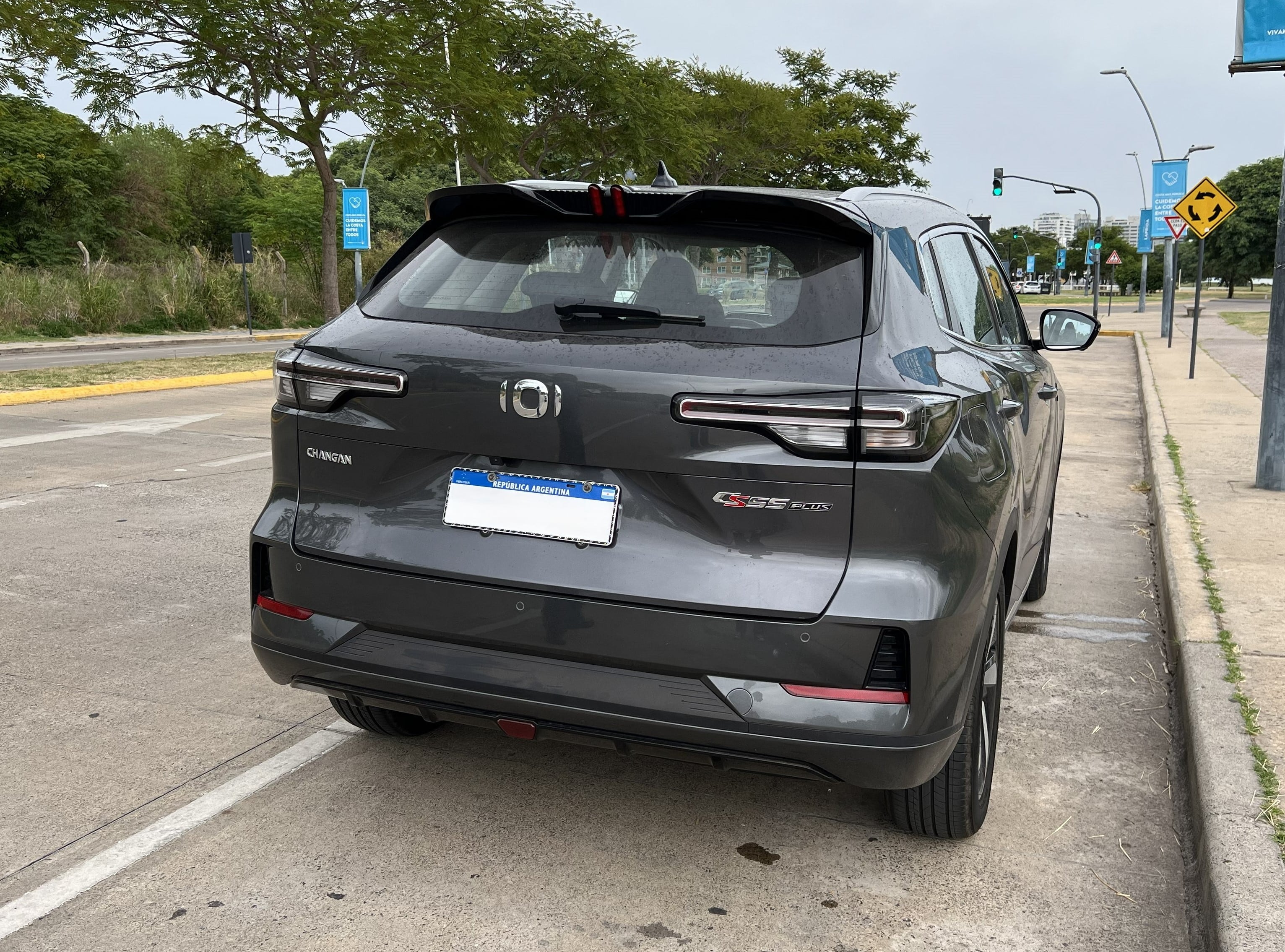 Equipa un motor 1.5 L que otorga 109 CV y 143 Nm de torque junto a un impulsor eléctrico de 212 CV y 330 Nm de torque