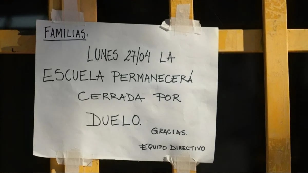 El mensaje de la escuela colgado en sus puertas