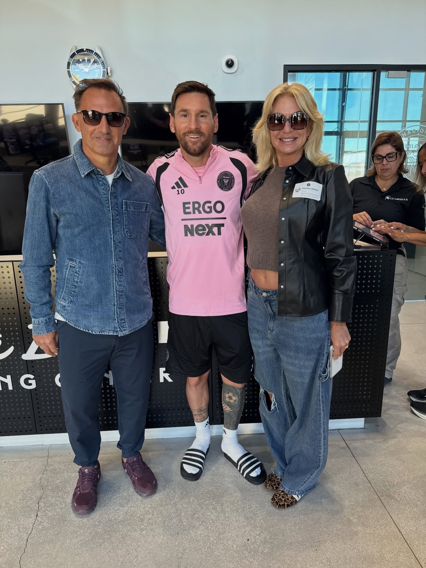 Diego Latorre, junto a su esposa Yanina, en una de las visitas a Lionel Messi en el Inter de Miami