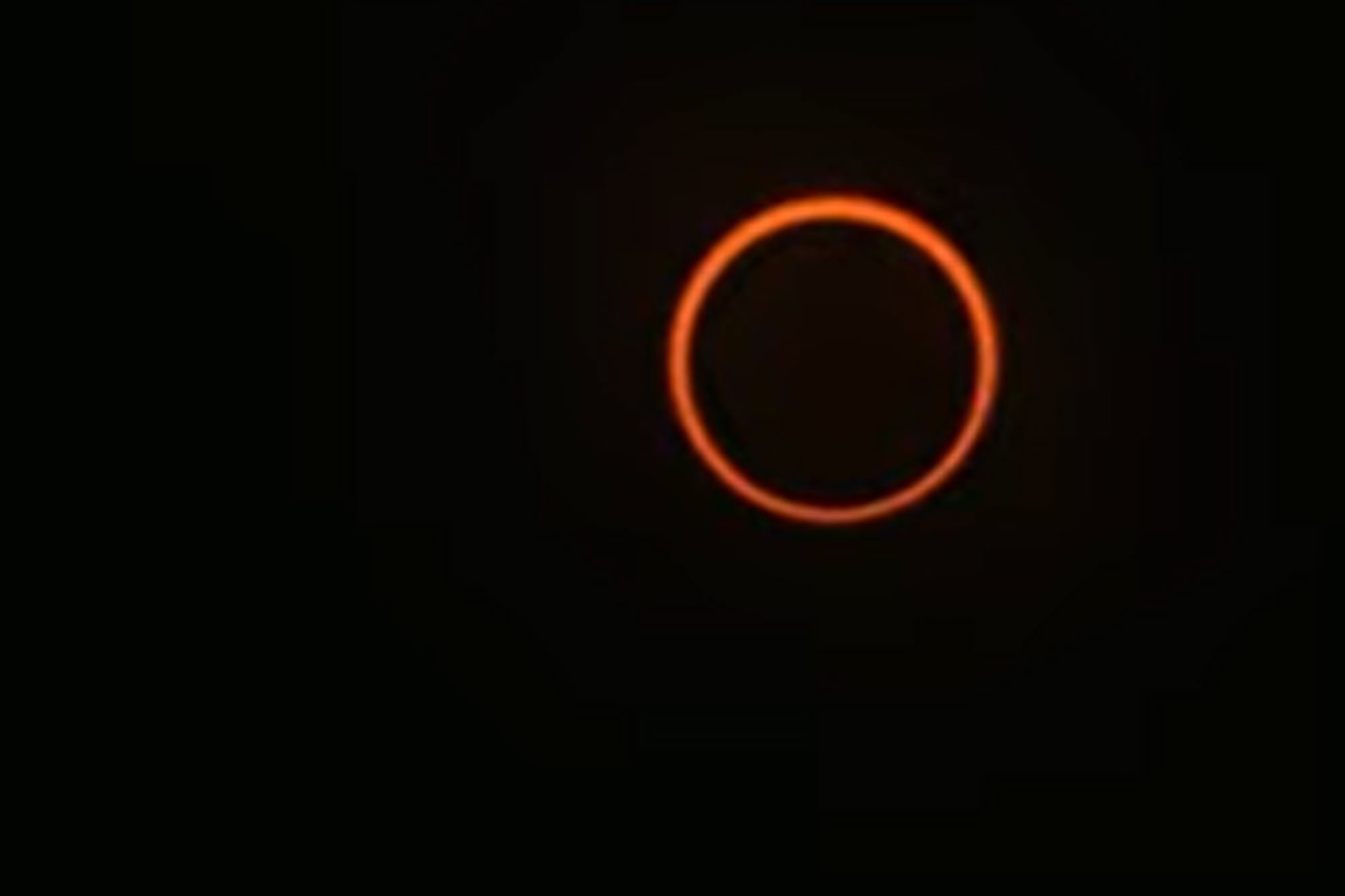 El eclipse anular se produce porque la Luna se encuentra cerca de su apogeo (punto más lejano de la Tierra), lo que hace que su tamaño aparente sea insuficiente para cubrir el disco solar por completo