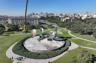 Dos grúas pesadas y la logística de una fábrica de aviones: así restauran la Floralis Genérica