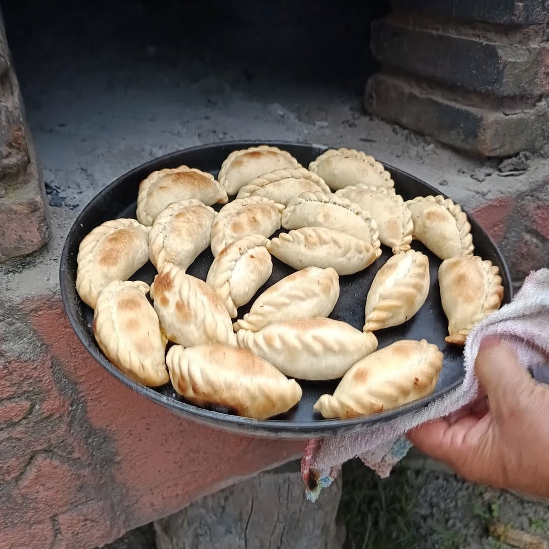 “La masa no debe quedar ni muy dura ni muy blanda para hacer los bollos”, aclara Gladys