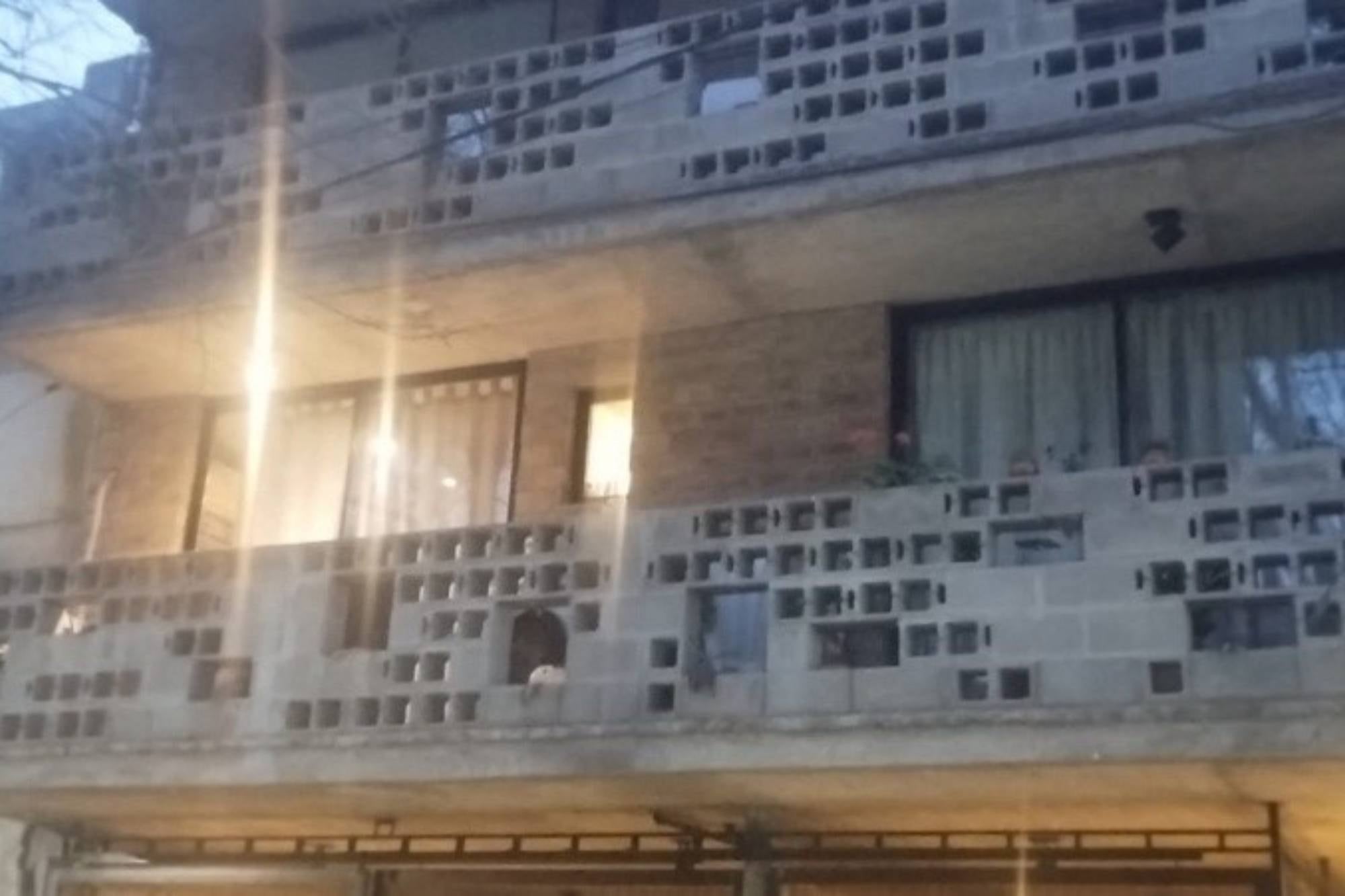 Femicidio en Rosario: hallan muerta a una mujer con una puñalada en el cuello y detienen a su pareja