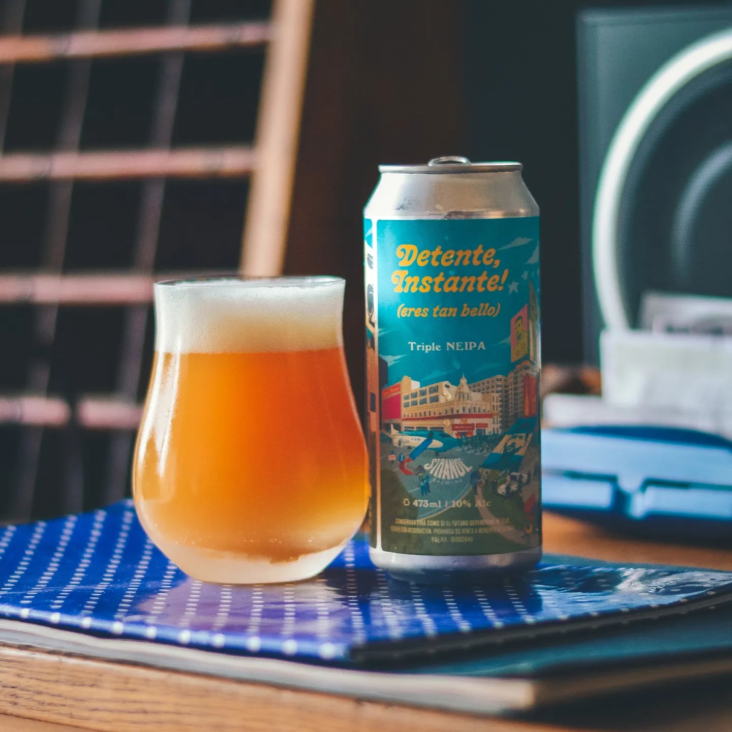 “Detente, instante! (eres tan bello)”, una Triple NEIPA de alto ABV y mucho lúpulo, lleva a Messi y Maradona en una referencia bien argentina