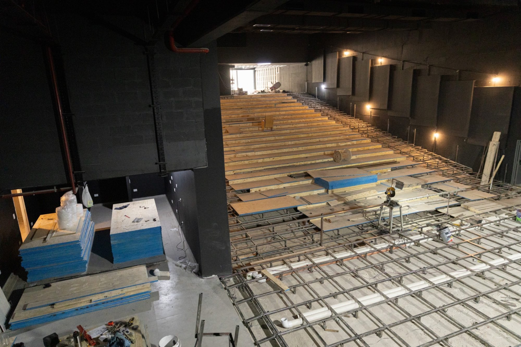 Vista desde las alturas del escenario y la platea de la sala principal que contará con 420 butacas