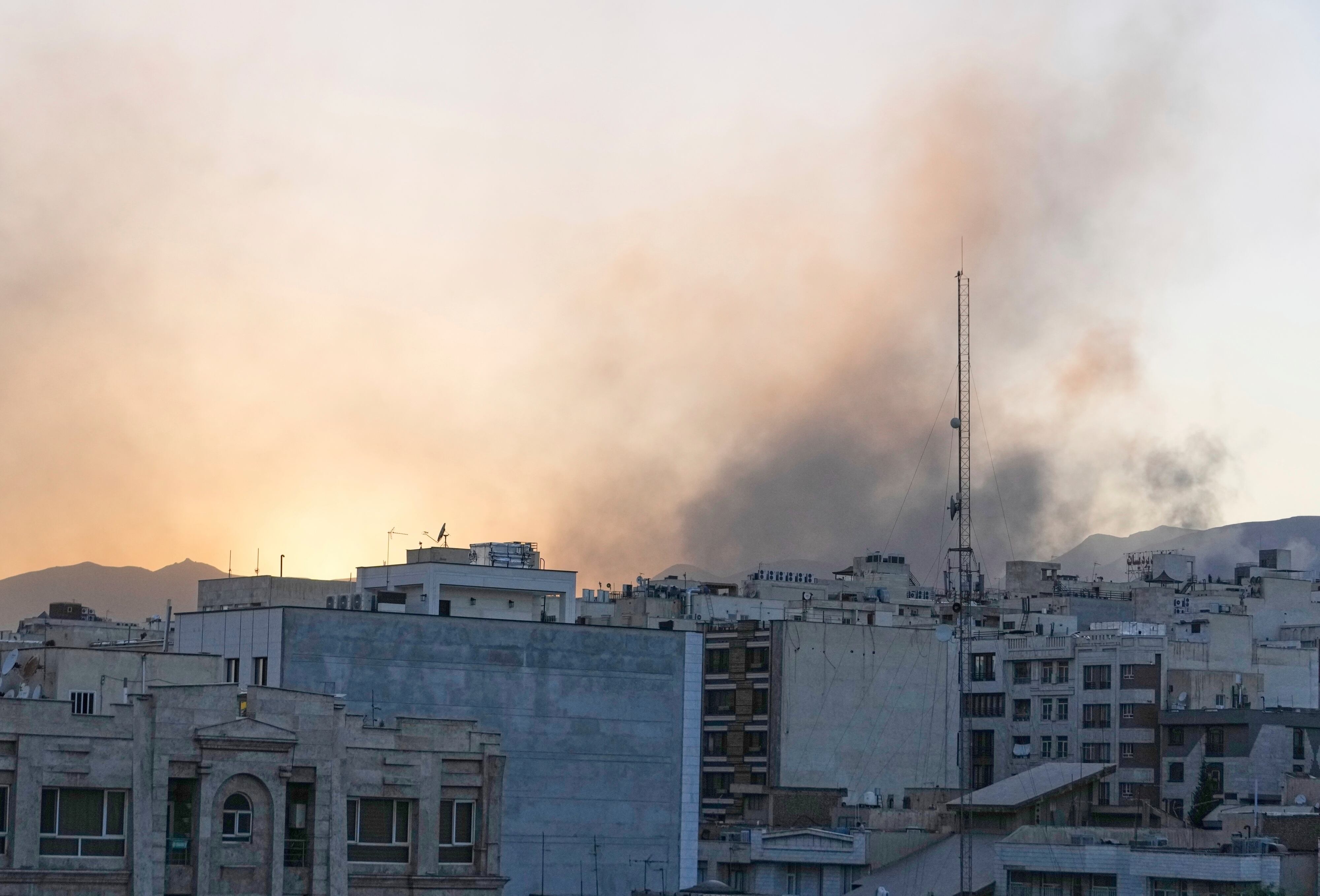Una nube de humo después de un ataque de Israel en Teherán, Irán, el miércoles 18 de junio de 2025. (AP Foto/Vahid Salemi)