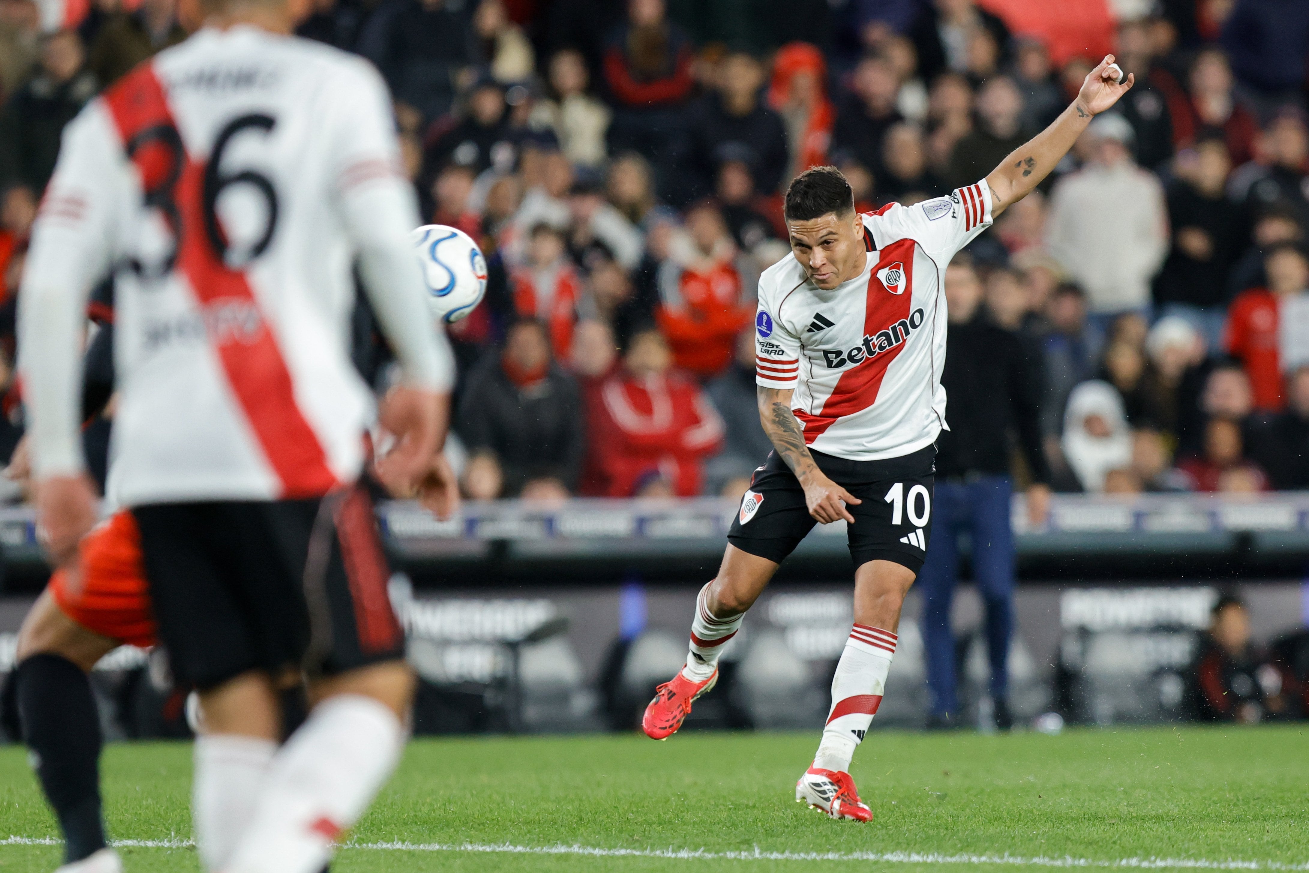 Para River nunca es tarde: otro gol en el final para sacar un empate de la galera ante Bragantino