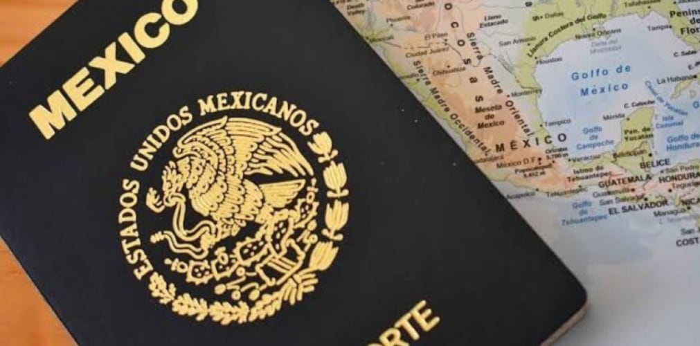 Ana solo llevó dos cosas a su cita, su pasaporte y su formulario DS 160