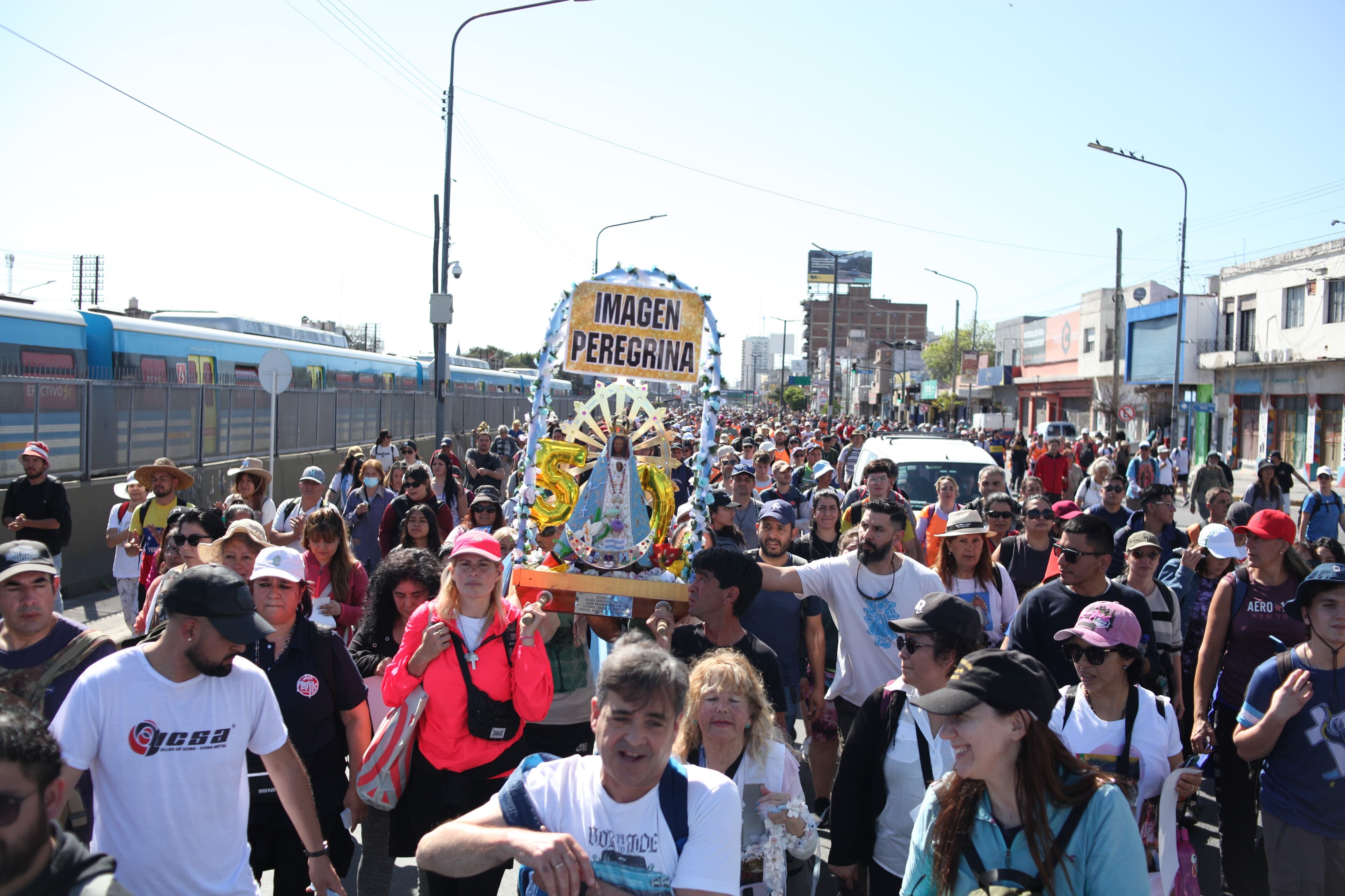 Comienza a concentrarse la gente en San Cayetano en el barrio de Liniers para la peregrinacion a Lujan