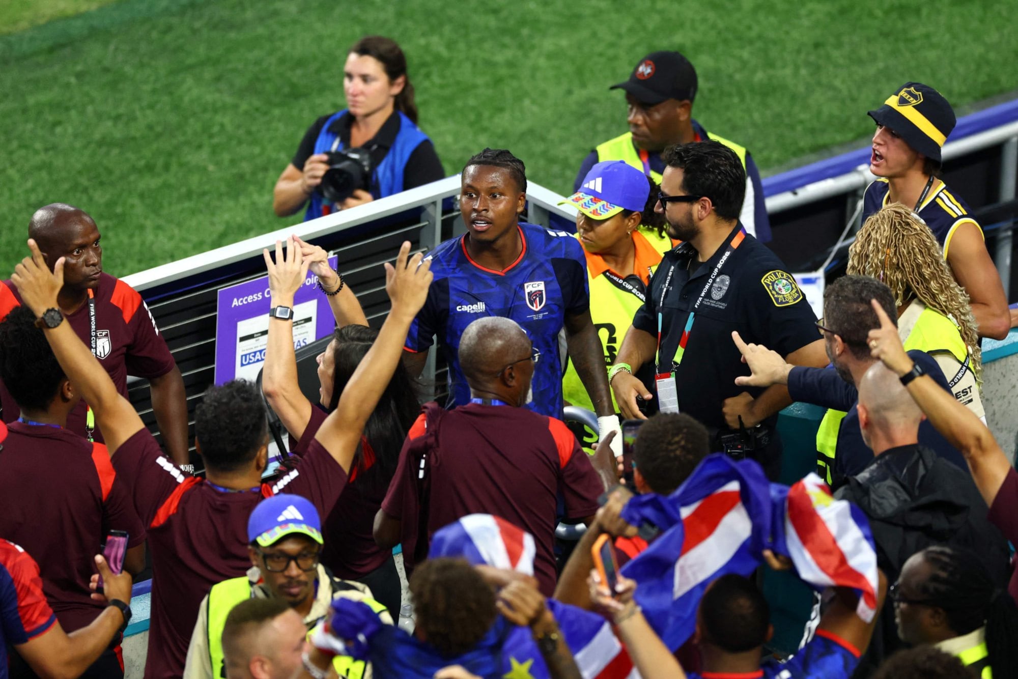 Sidny Lopes Cabral #fue a la tribuna a buscar a su familia para festejar su golazo