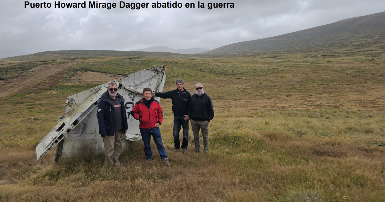 La tripulación del Caoba con los restos de un Mirage, en Malvinas