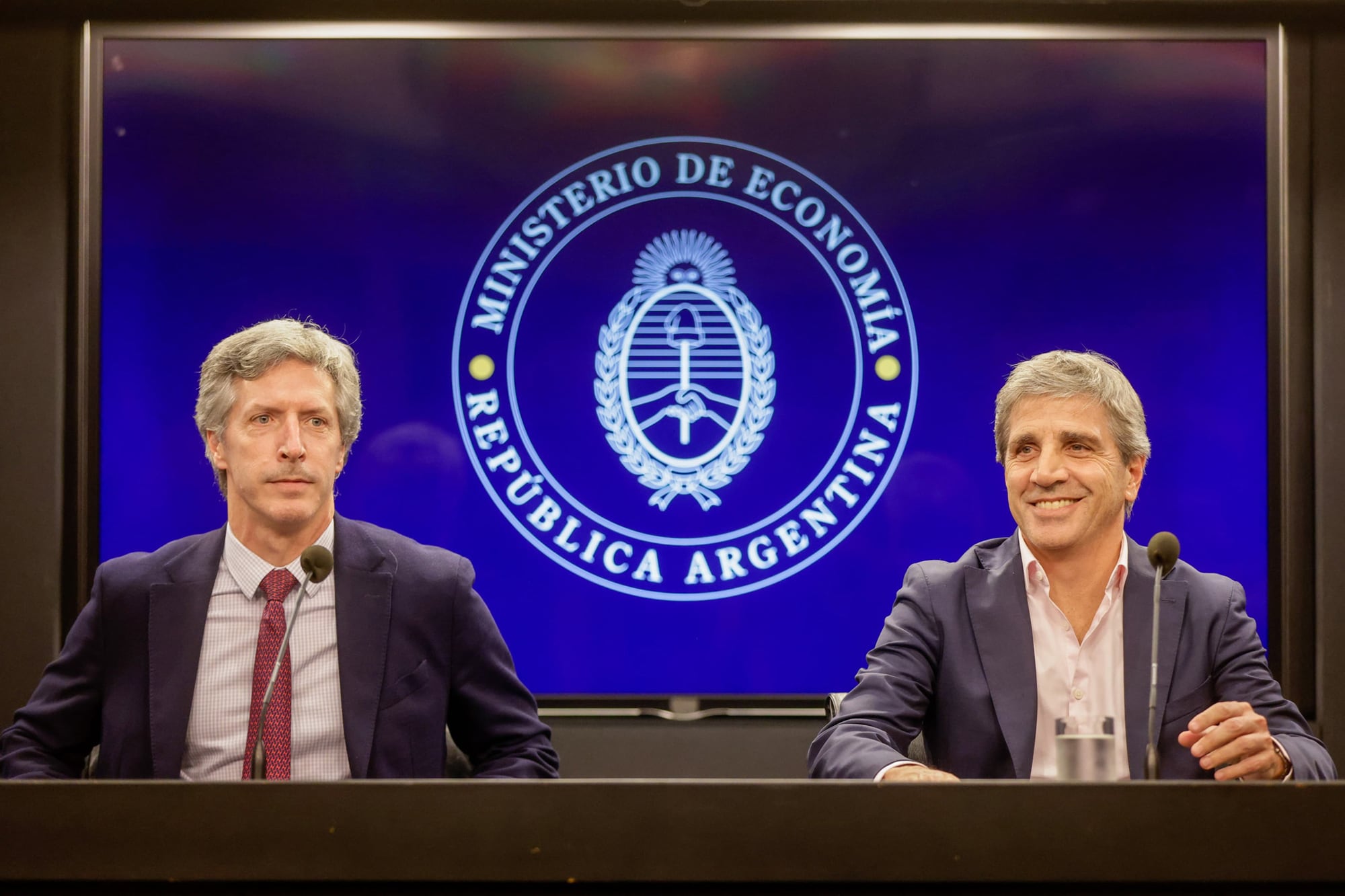 El presidente del Banco Central, Santiago Bausili, junto al ministro de Economía, Luis Caputo