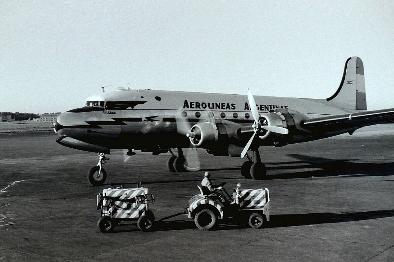 Un Douglas DC4 como este fue desviado de su vuelo original Buenos Aires - Ushuaia hacia las Islas Malvinas