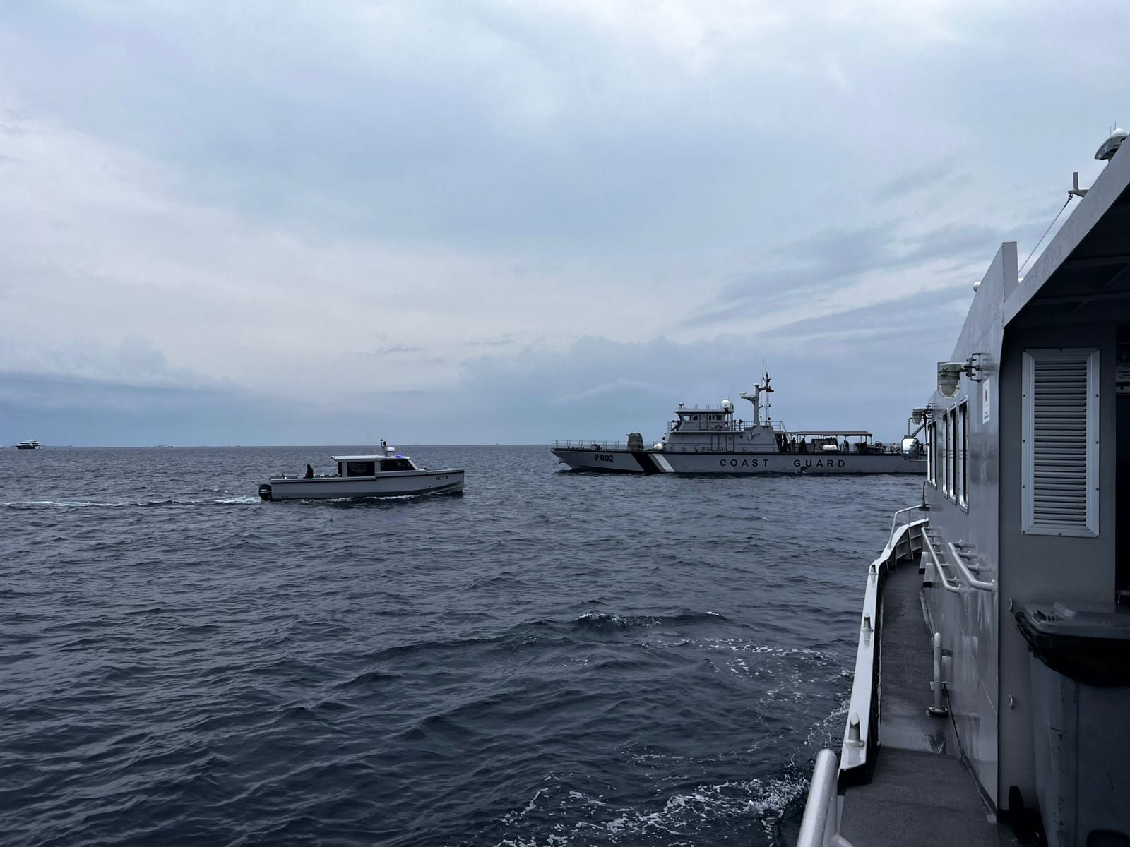 Una lancha guardacostas y otras embarcaciones desplegadas para buscar a cuatro buzos italianos desaparecidos cerca de la isla Alimathaa