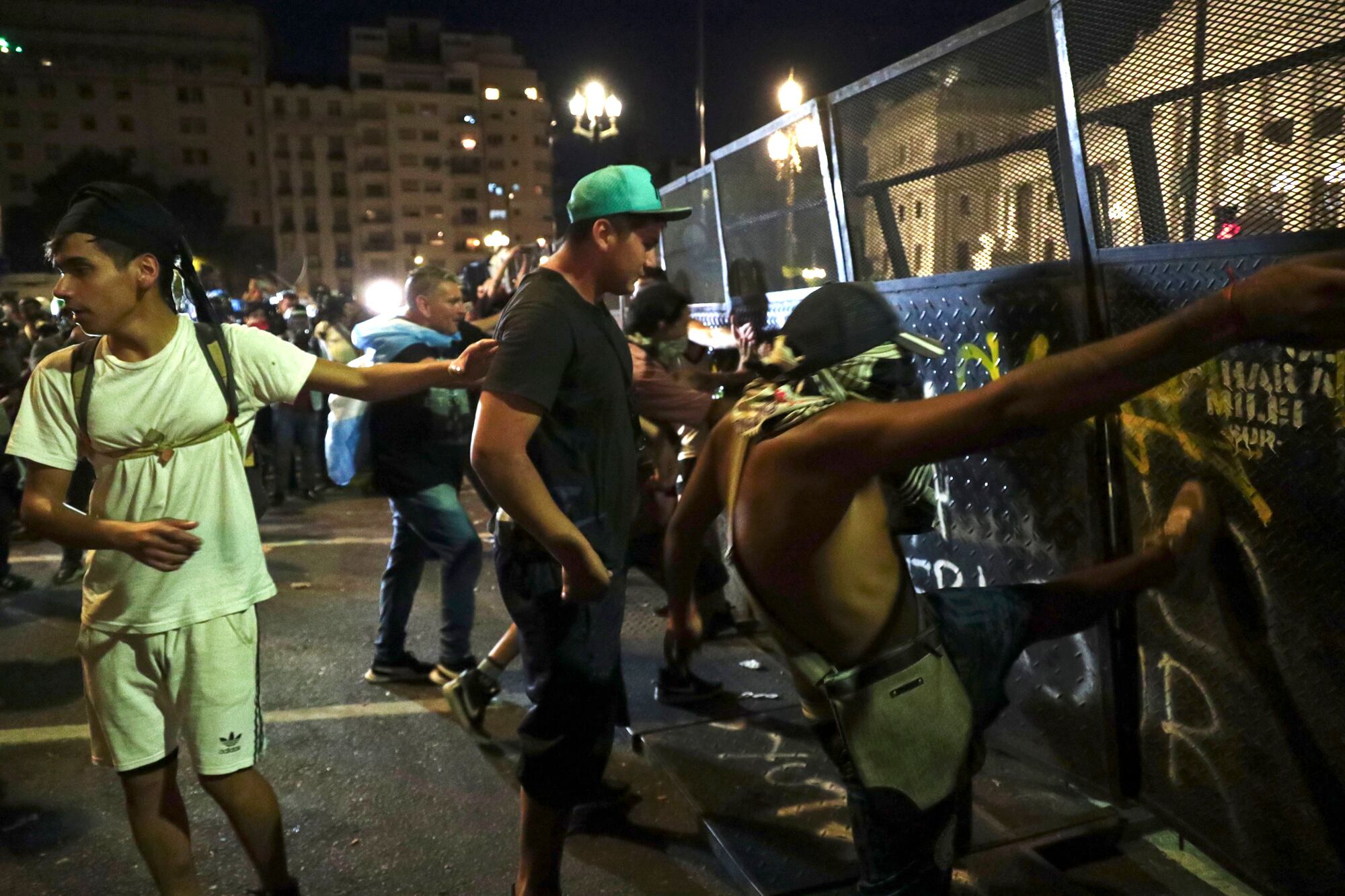 Más manifestantes violentos que jubilados en la Plaza del Congreso, el miércoles 19 de marzo