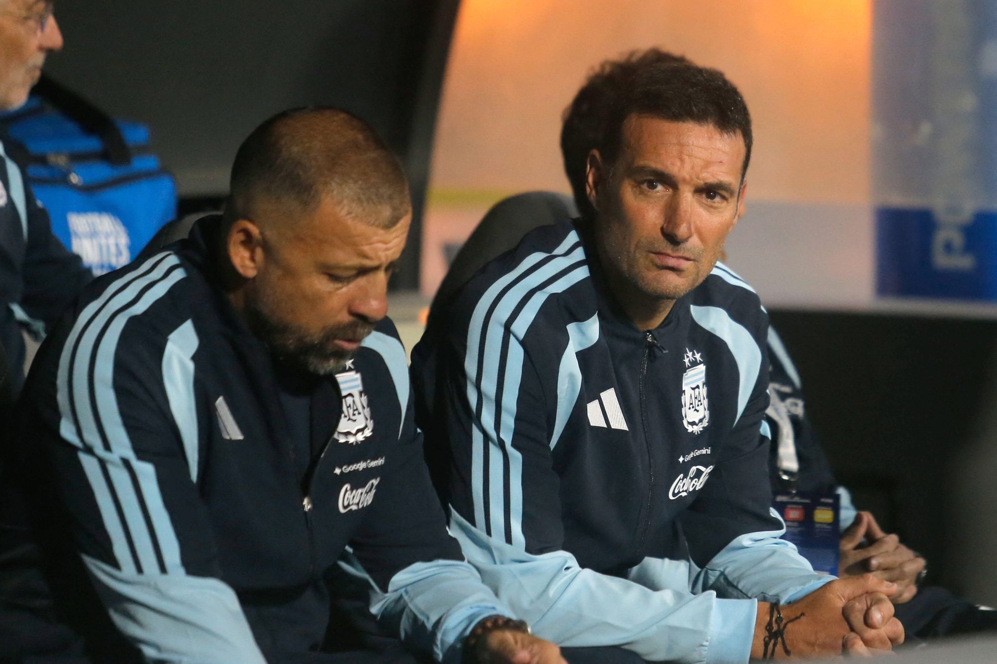 Lionel Scaloni junto a Walter Samuel, un ayudante que no continuará en el cuerpo técnico; el seleccionador negocia la continuidad, aunque las tratativas están encaminadas