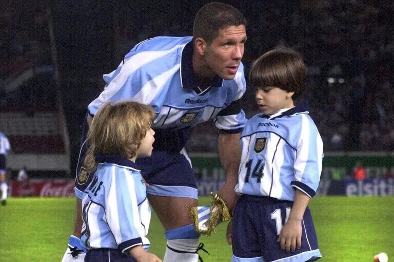 Simeone, junto a sus hijos Giovanni (el más pequeño) y Gianluca, antes de un partido con Venezuela en 2001, cuando cumplió 100 encuentros con la camiseta de la Selección