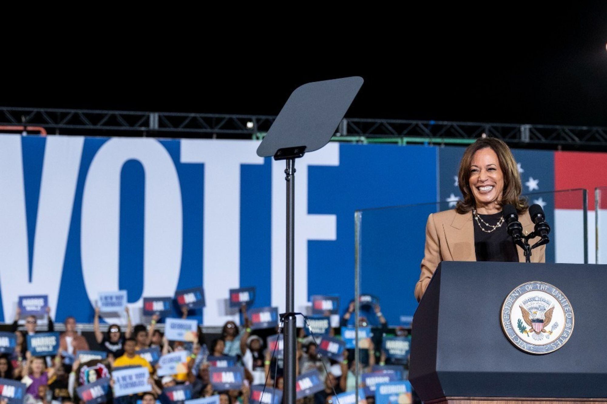 La exvicepresidenta domina entre afroamericanos y mujeres