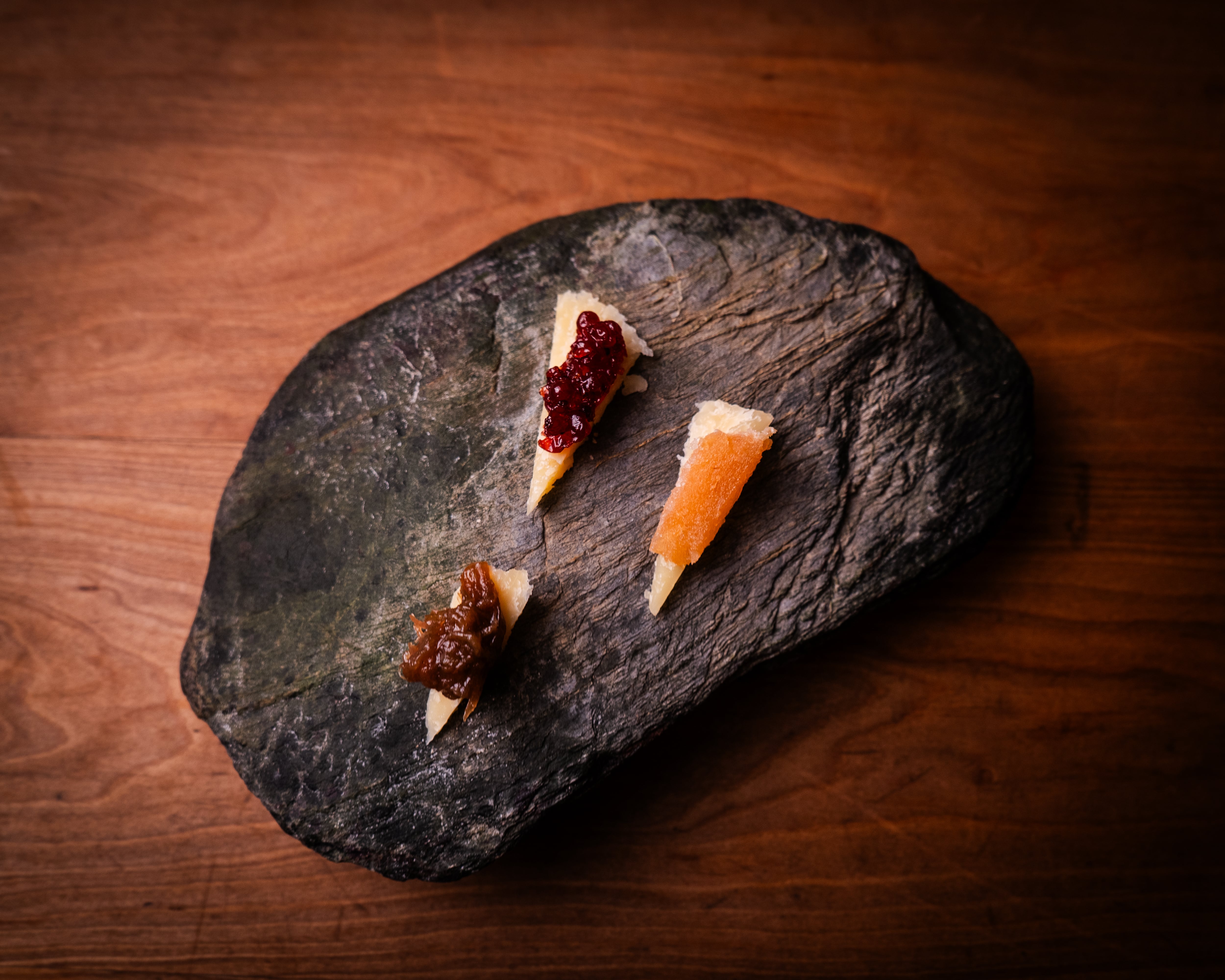 Queso con dulces de membrillo y ruibarbo
