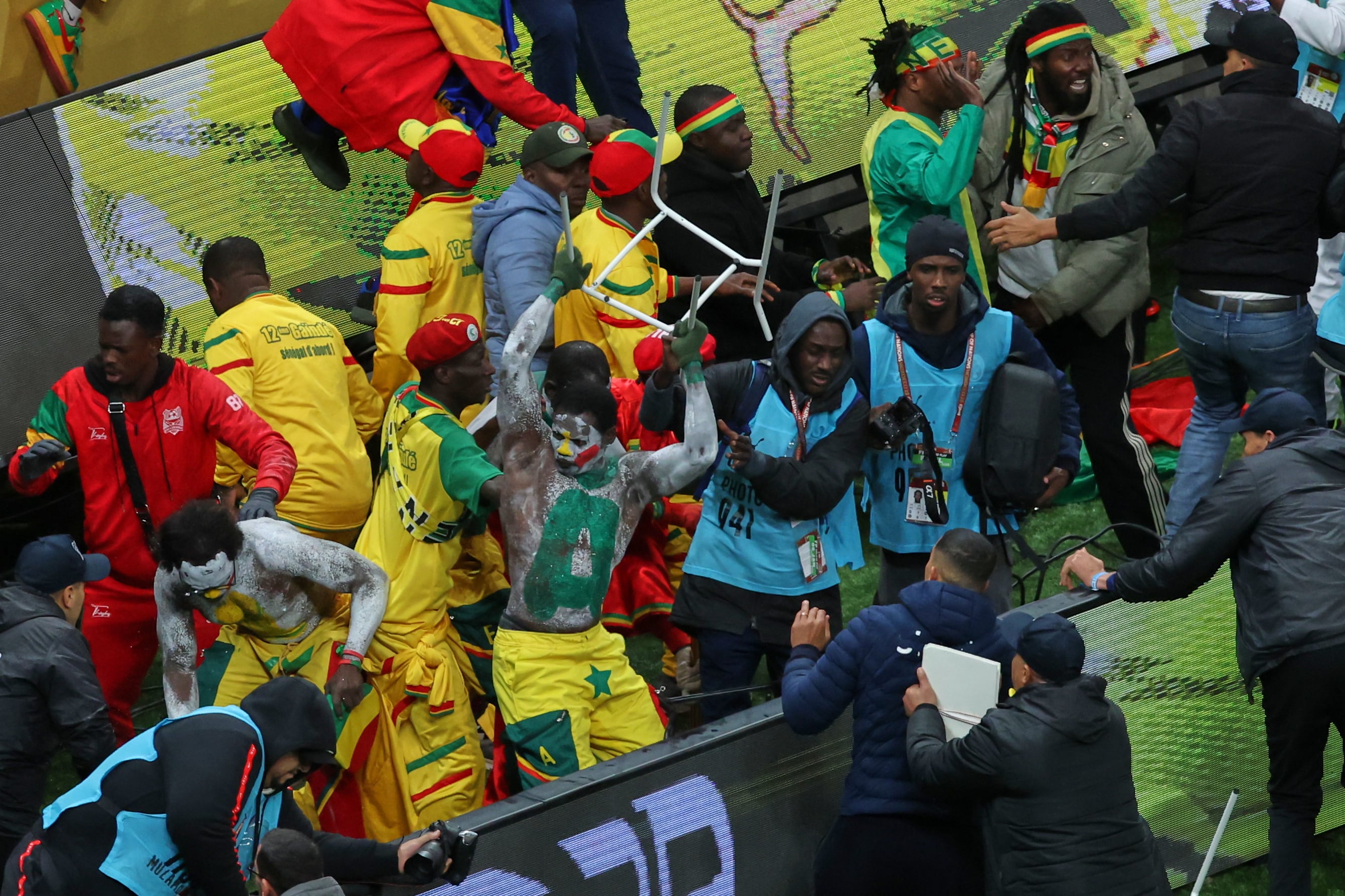 La protesta de los hinchas de Senegal tras pitarse un polémico penal a favor de Marruecos