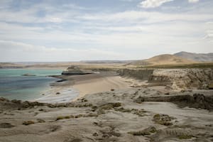 Una playa patagónica con acantilados y piletas naturales a la que pocos llegan