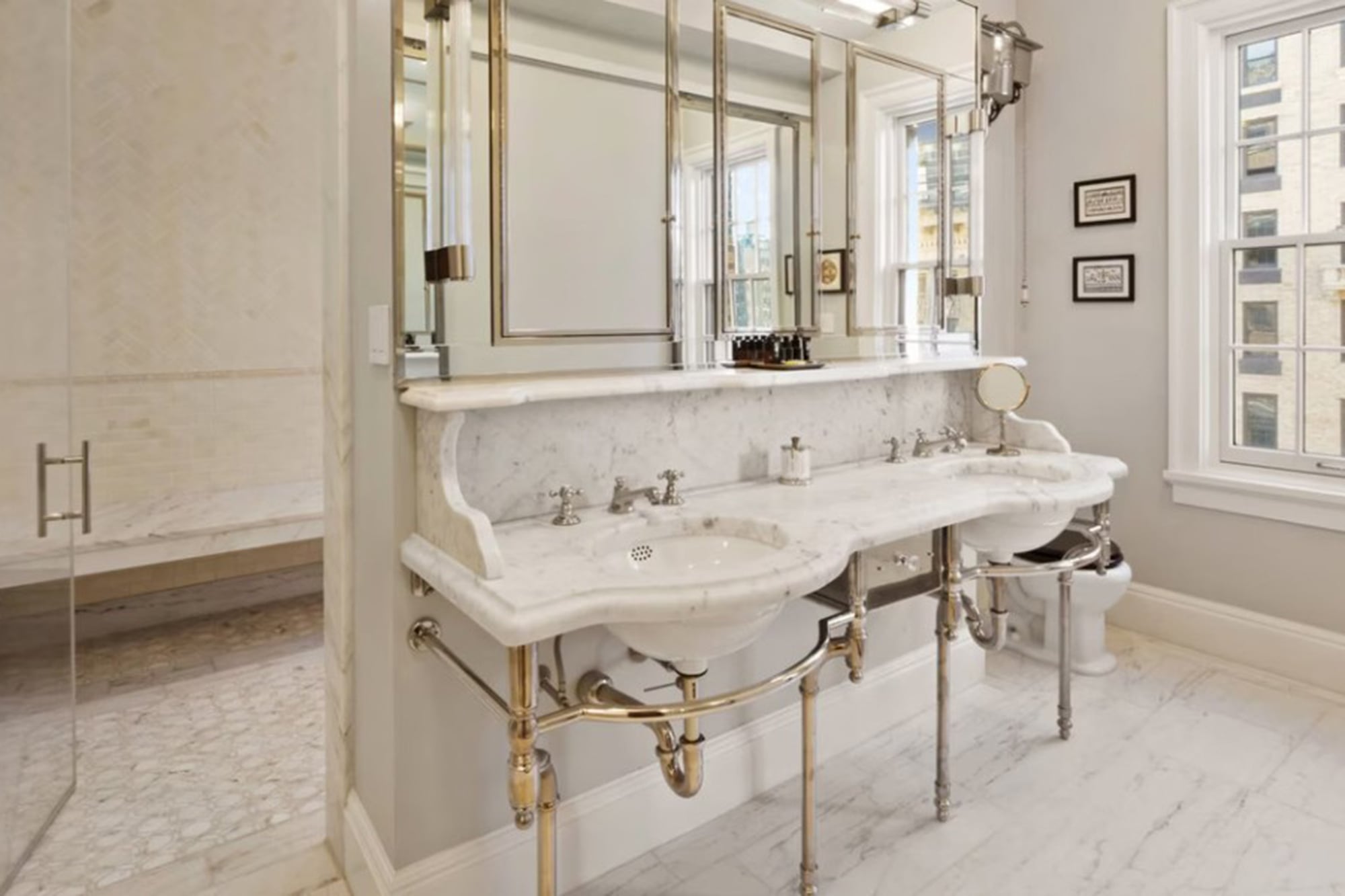 La vivienda cuenta con cinco dormitorios y tres baños completos