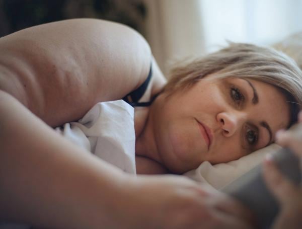 El uso de ciertos medicamentos, como antidepresivos, analgésicos o tratamientos hormonales, puede generar sudoraciones nocturnas como efecto secundario