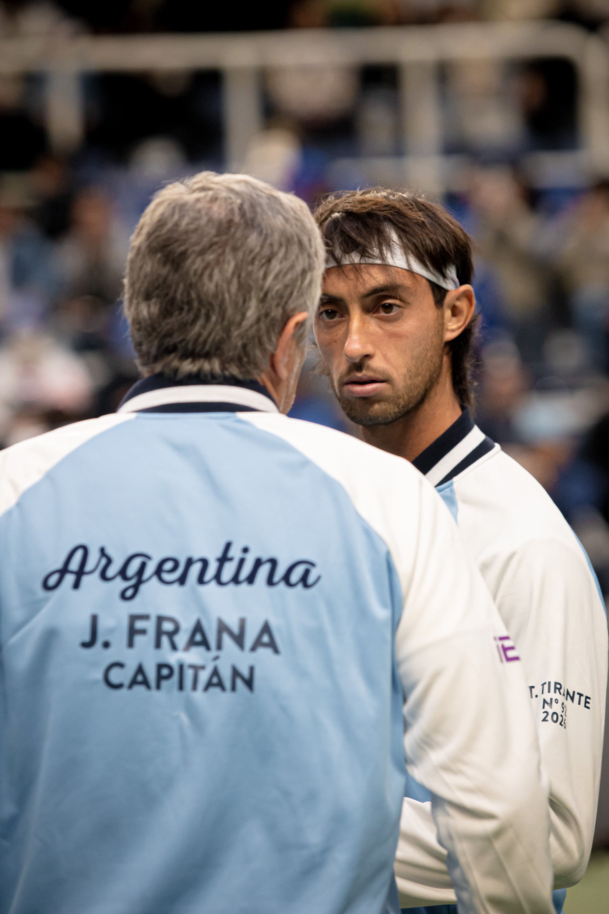 Thiago Tirante charlando con el capitán Javier Frana, en Busan: el platense es el jugador número 92 en debutar en el equipo argentino