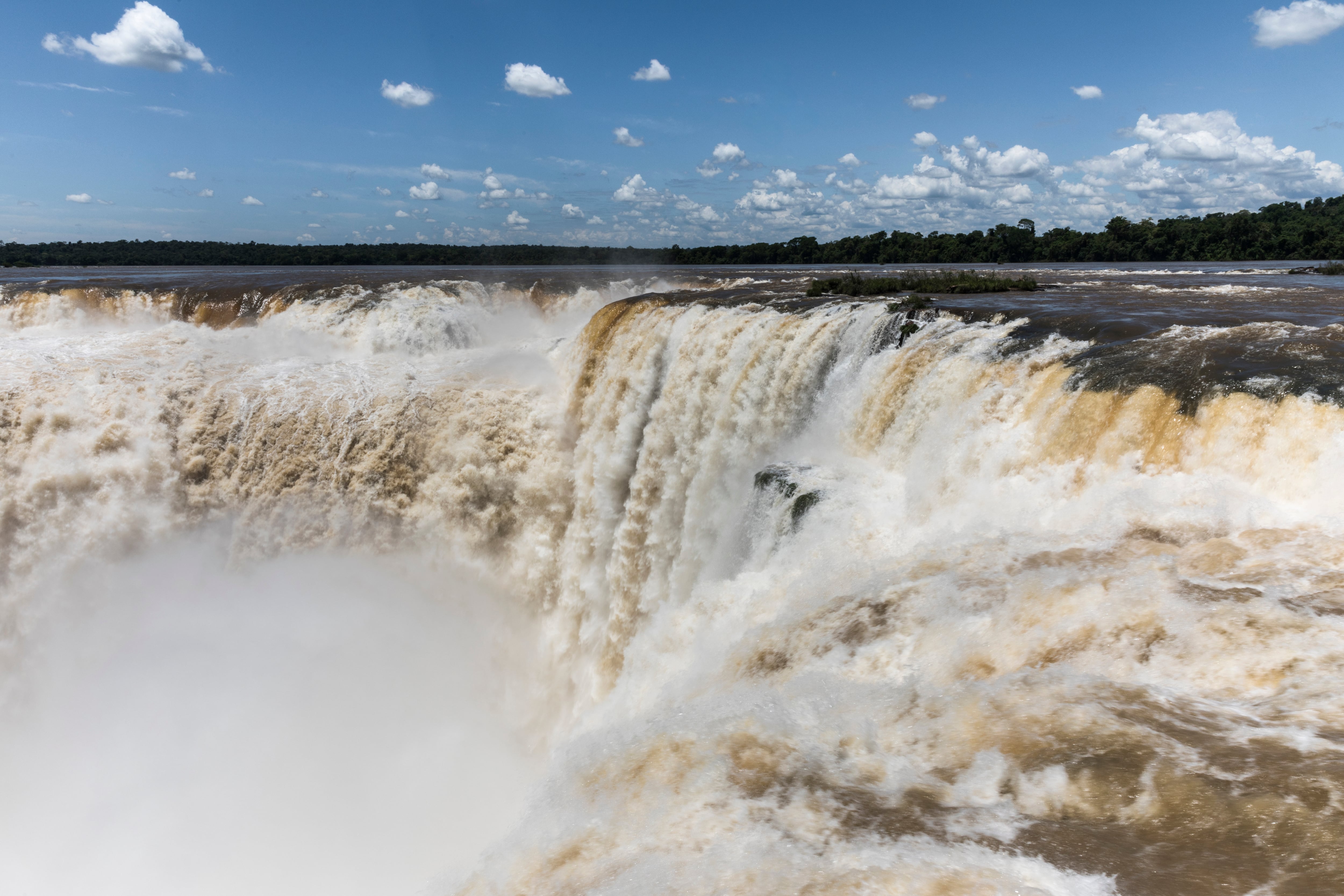 En un lapso de apenas 26 horas, el caudal del río Iguazú experimentó un salto drástico
