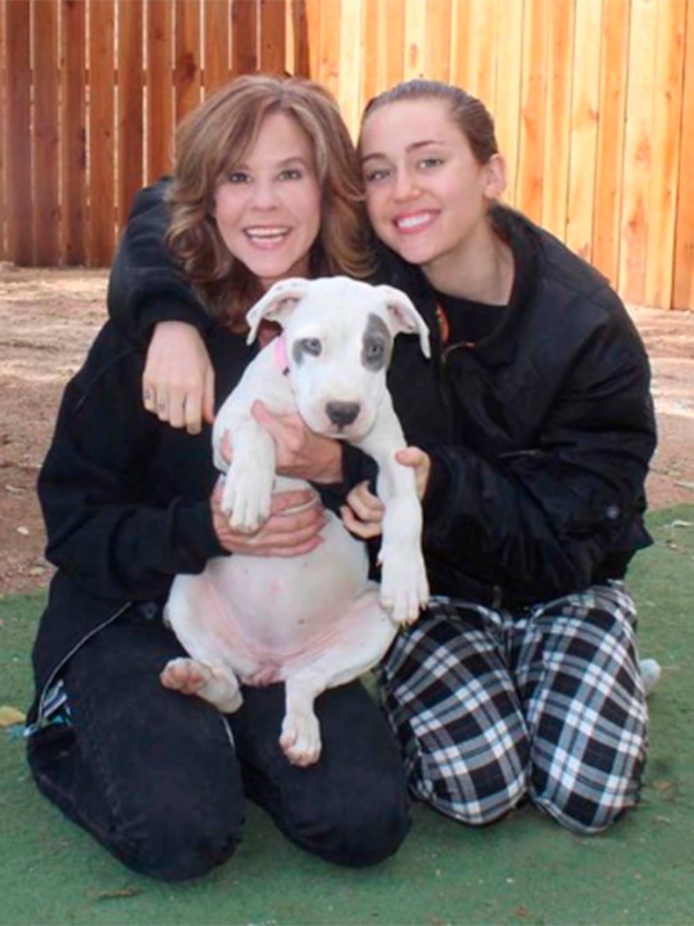 La actriz junto a Miley Cyrus y el cachorro de la cantante