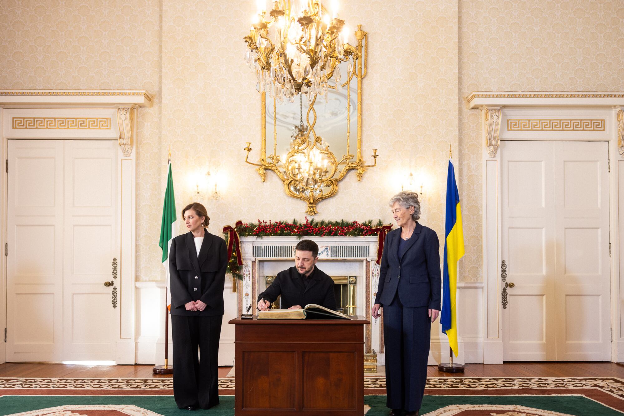 El presidente de Ucrania, Volodimir Zelensky, y su esposa, Olena, junto a la presidenta de Irlanda Catherine Connolly